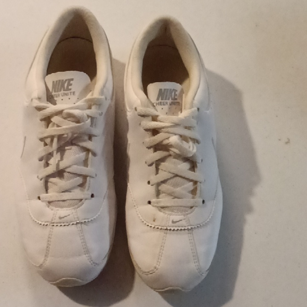 Nike cheer unite training shoe white sz 8.5